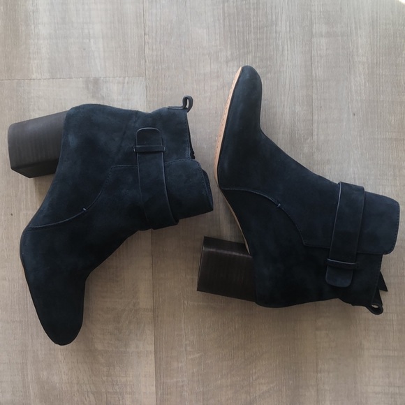 BRAND NEW size 8, navy, suede, zip-up booties. - Picture 3 of 4